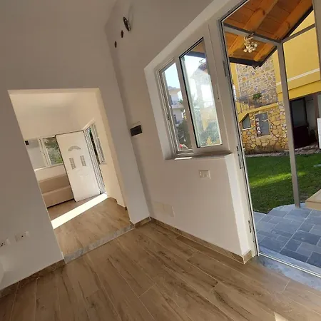 Deluxe Groundfloor With Garden Only For Long Term Minimum 3 Months דירה