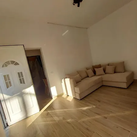 Deluxe Groundfloor With Garden Only For Long Term Minimum 3 Months