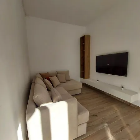 Deluxe Groundfloor With Garden Only For Long Term Rental * Durrës