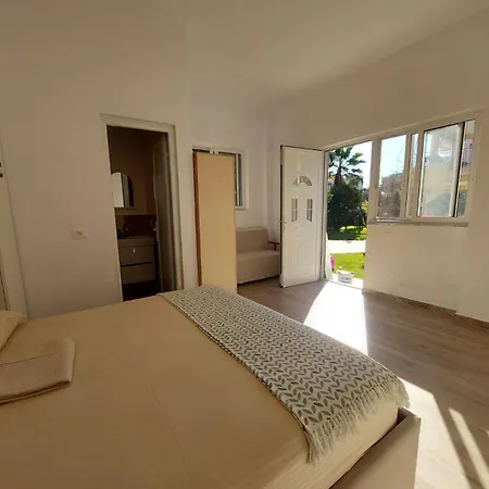 Deluxe Groundfloor With Garden Only For Long Term Rental *