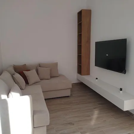 Deluxe Groundfloor With Garden Only For Long Term Rental Apartment