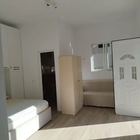 Apartment Deluxe Groundfloor With Garden Only For Long Term Rental *