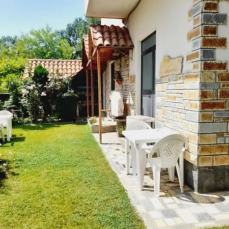 Vila Aliaj Deluxe Groundfloor With Beautiful Garden Апартаменты