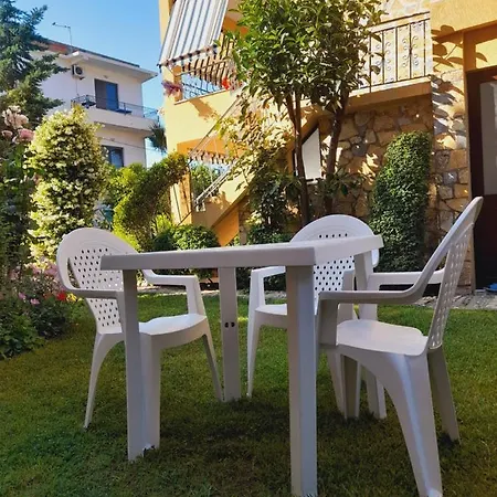 Vila Aliaj Deluxe Groundfloor With Beautiful Garden Апартаменты *