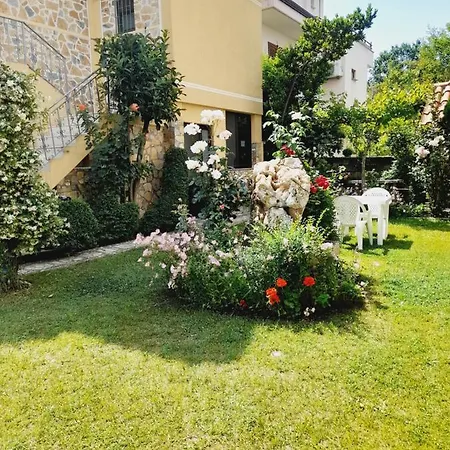 Vila Aliaj Deluxe Groundfloor With Beautiful Garden Апартаменты Дуррес