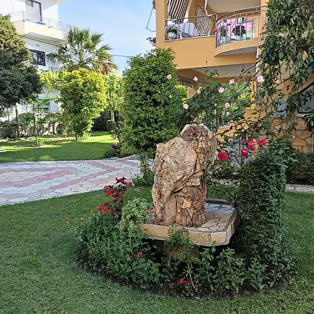 Апартаменты Vila Aliaj Deluxe Groundfloor With Beautiful Garden *