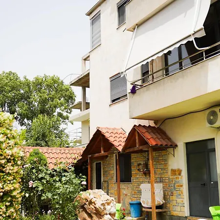 Апартаменты Vila Aliaj Deluxe Groundfloor With Beautiful Garden Дуррес