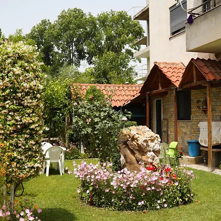 Апартаменты Vila Aliaj Deluxe Groundfloor With Beautiful Garden *