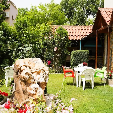 Vila Aliaj Deluxe Groundfloor With Beautiful Garden Апартаменты