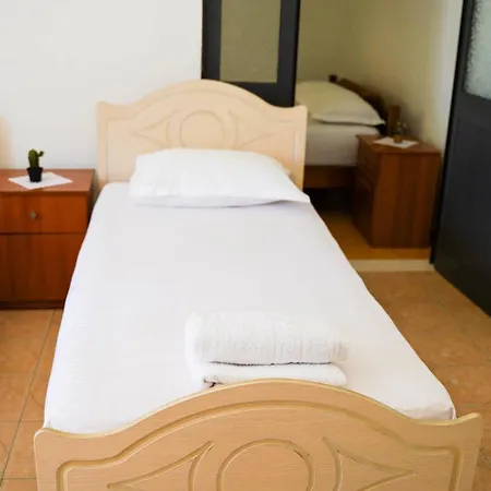 Апартаменты Vila Aliaj Deluxe Groundfloor With Beautiful Garden Дуррес