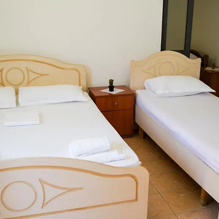 Vila Aliaj Deluxe Groundfloor With Beautiful Garden Апартаменты