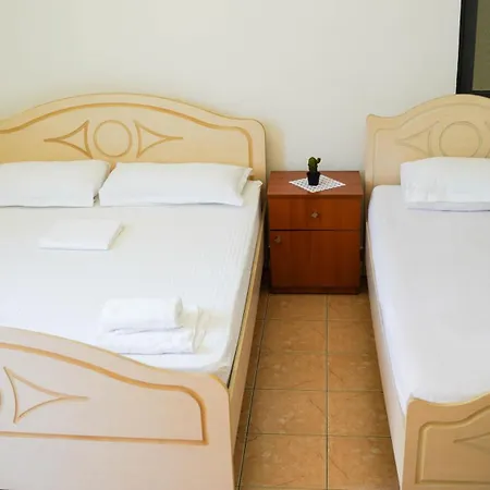 Апартаменты Vila Aliaj Deluxe Groundfloor With Beautiful Garden