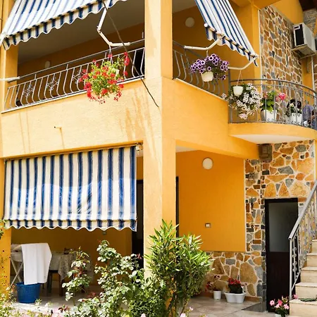 Deluxe Groundfloor With Garden Only For Long Term Rental