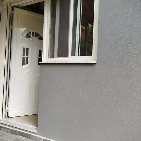 Deluxe Groundfloor With Garden Only For Long Term Rental * Durrës