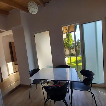 Apartmán Deluxe Groundfloor With Garden Only For Long Term Durrës