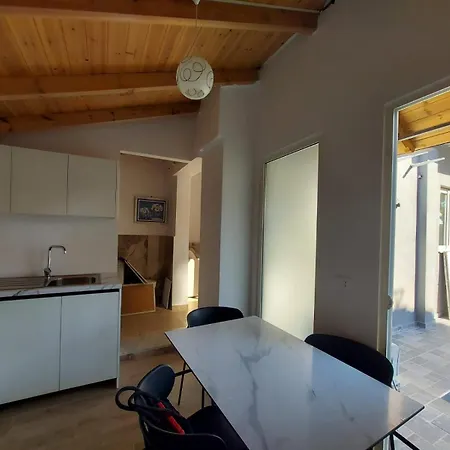 Deluxe Groundfloor With Garden Only For Long Term Apartmán