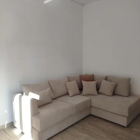 Deluxe Groundfloor With Garden Only For Long Term Minimum 3 Months