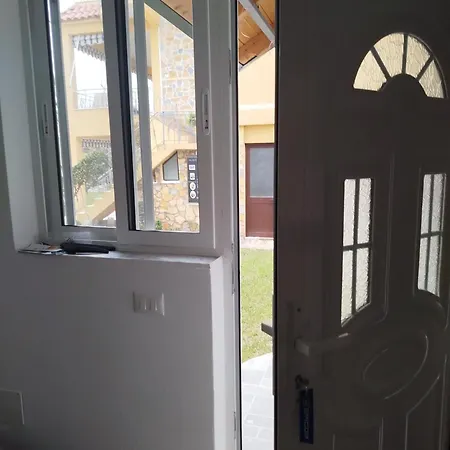 Appartement Deluxe Groundfloor With Garden Only For Long Term Rental