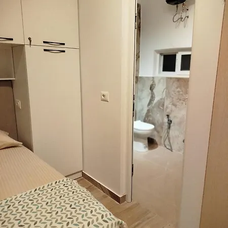 Deluxe Groundfloor With Garden Only For Long Term Rental Apartament Durrës