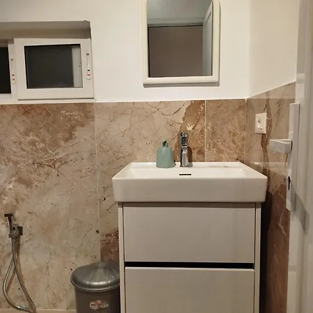 Deluxe Groundfloor With Garden Only For Long Term Rental Apartament