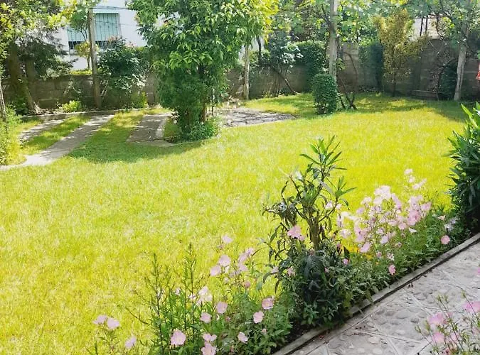 Deluxe Groundfloor With Garden Only For Long Term Apartmán *