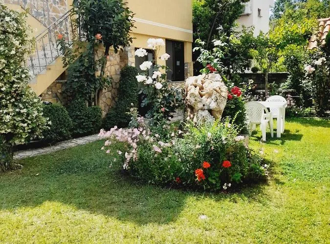 Deluxe Groundfloor With Garden Only For Long Term Apartmán Durrës