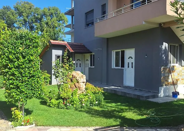 Deluxe Groundfloor With Garden Only For Long Term Apartmán