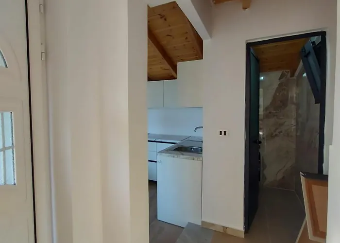 Deluxe Groundfloor With Garden Only For Long Term Apartmán