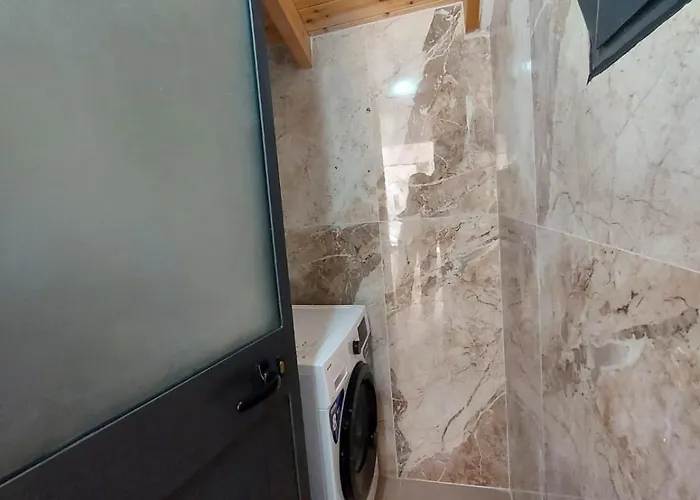 Deluxe Groundfloor With Garden Only For Long Term Apartmán *