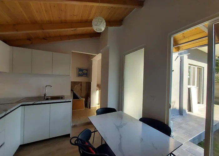Deluxe Groundfloor With Garden Only For Long Term Apartmán