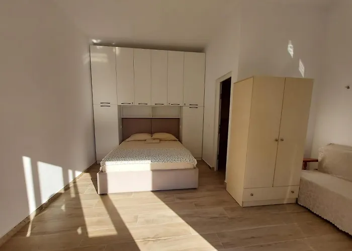 Deluxe Groundfloor With Garden Only For Long Term Apartmán