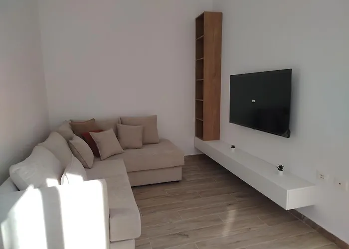 Deluxe Groundfloor With Garden Only For Long Term Apartmán