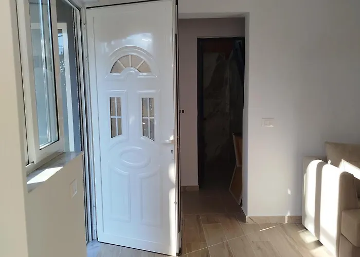 Deluxe Groundfloor With Garden Only For Long Term *
