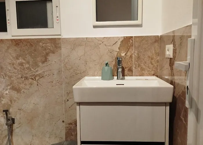Deluxe Groundfloor With Garden Only For Long Term Apartmán